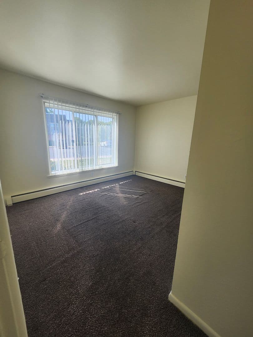Rockford Apartment: 444 Gramercy Drive