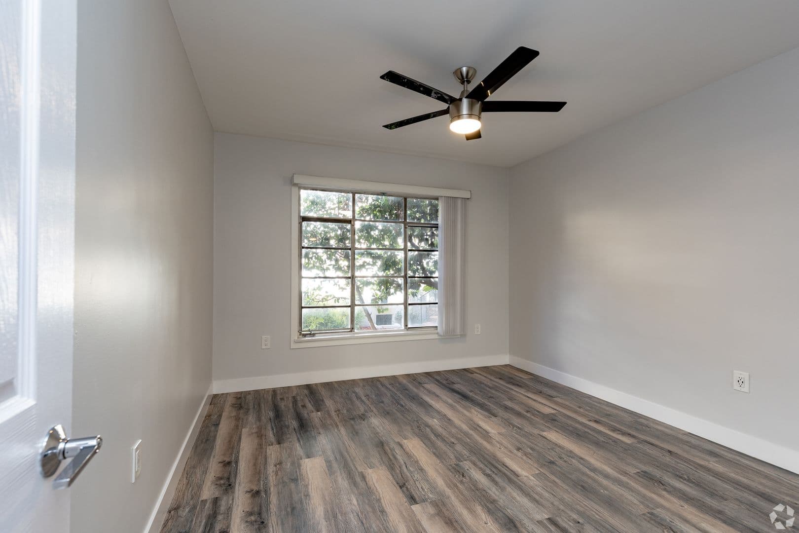 Los Angeles Apartment: 970 N Serrano Ave