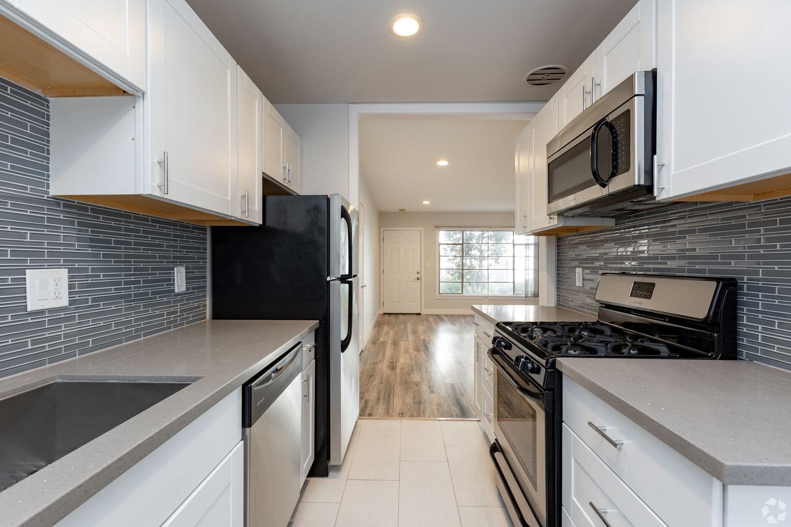 Los Angeles Apartment: 970 N Serrano Ave