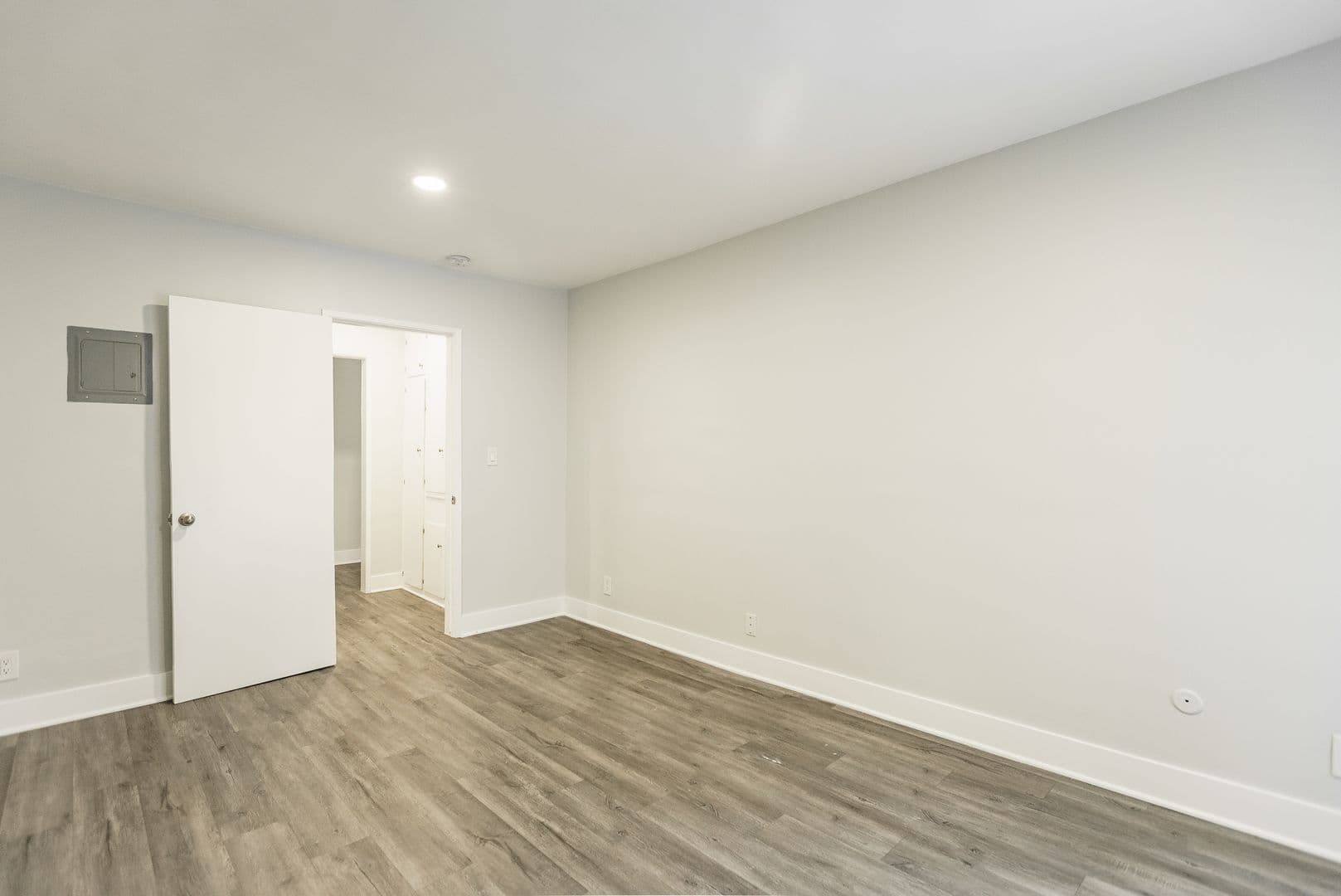 Los Angeles Apartment: 1944 Whitley Ave