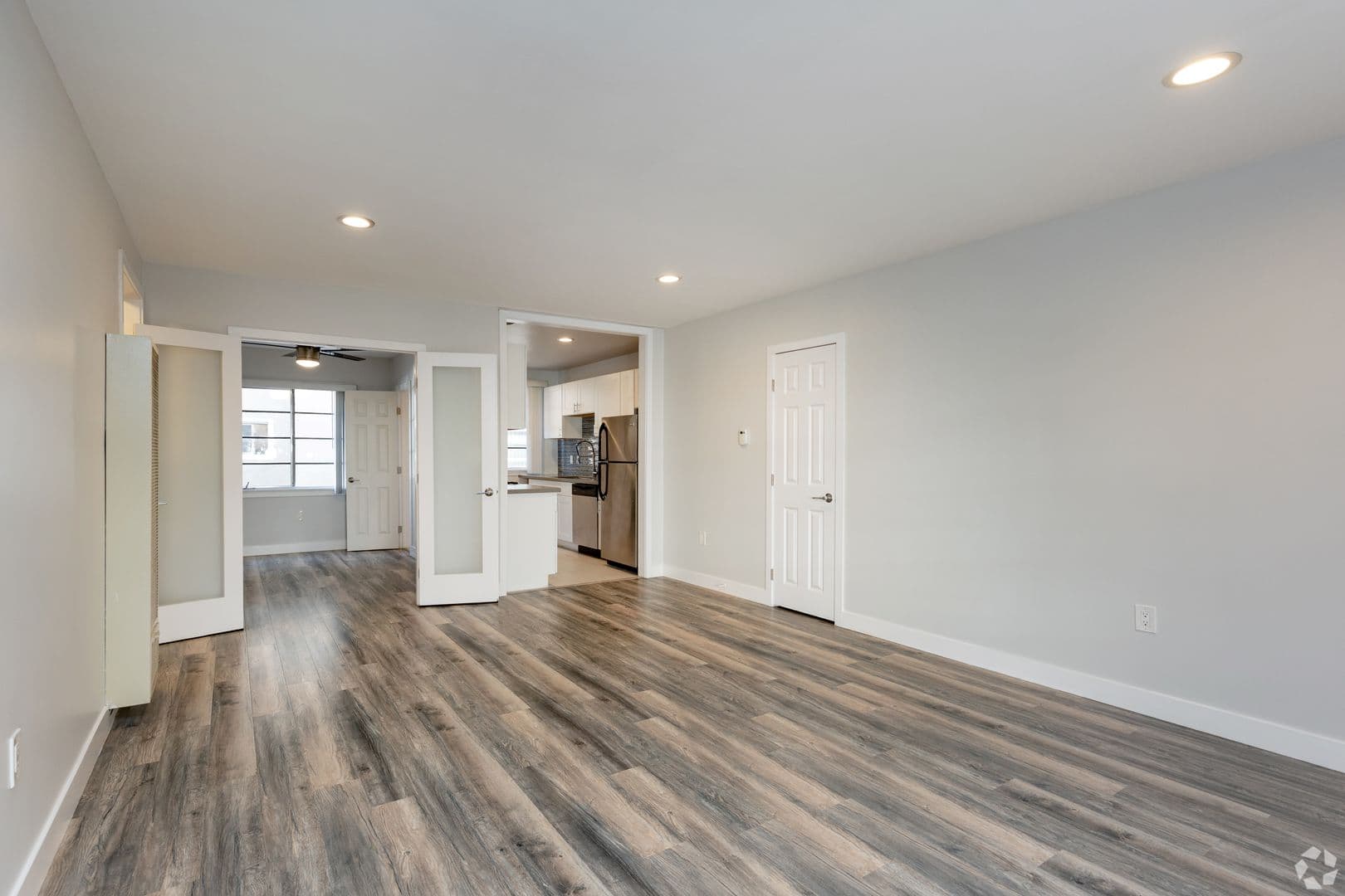 Los Angeles Apartment: 970 N Serrano Ave