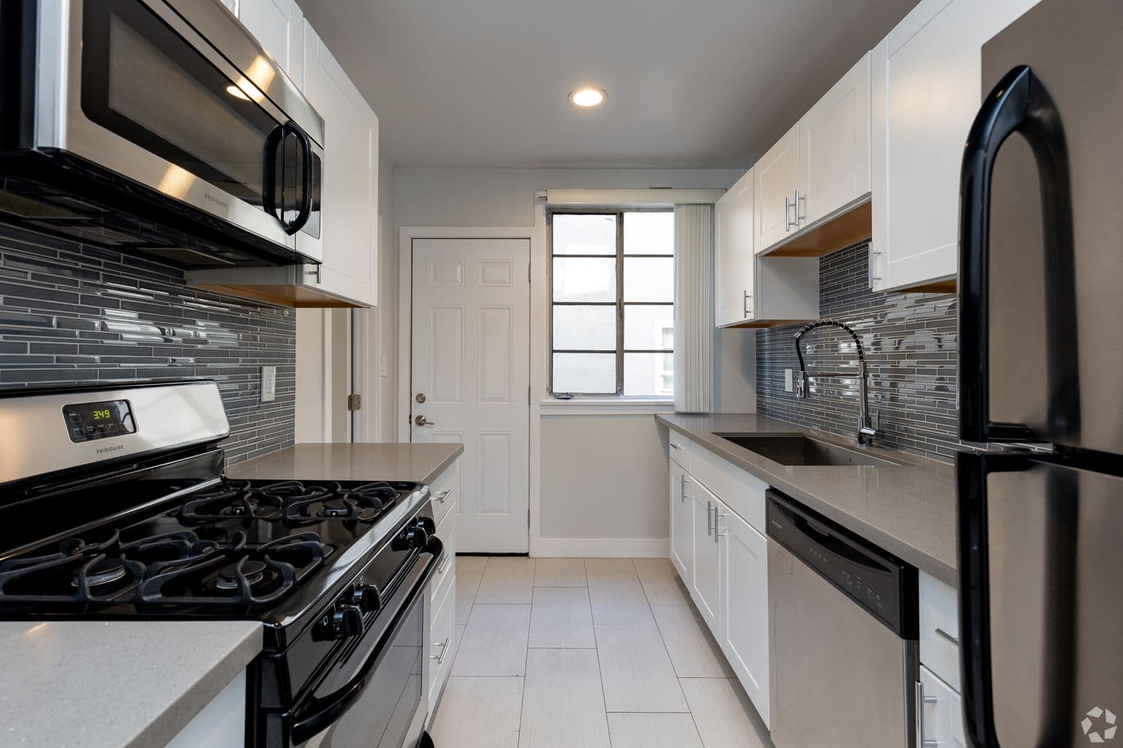 Los Angeles Apartment: 970 N Serrano Ave
