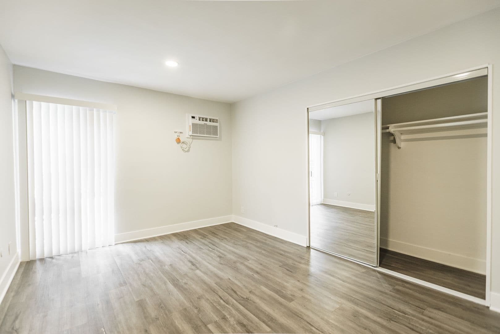 Los Angeles Apartment: 1944 Whitley Ave