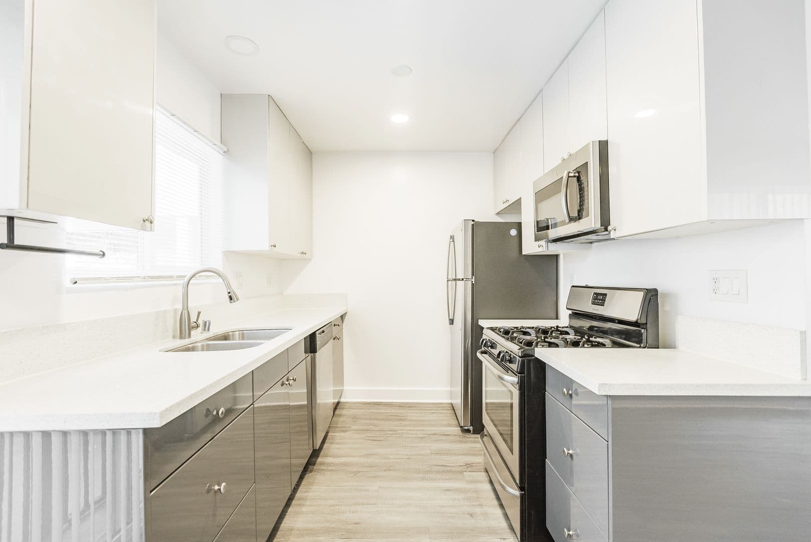 Los Angeles Apartment: 1944 Whitley Ave