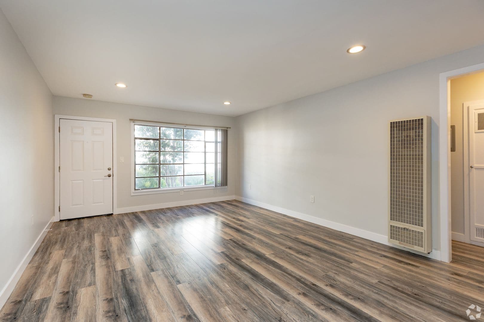 Los Angeles Apartment: 970 N Serrano Ave