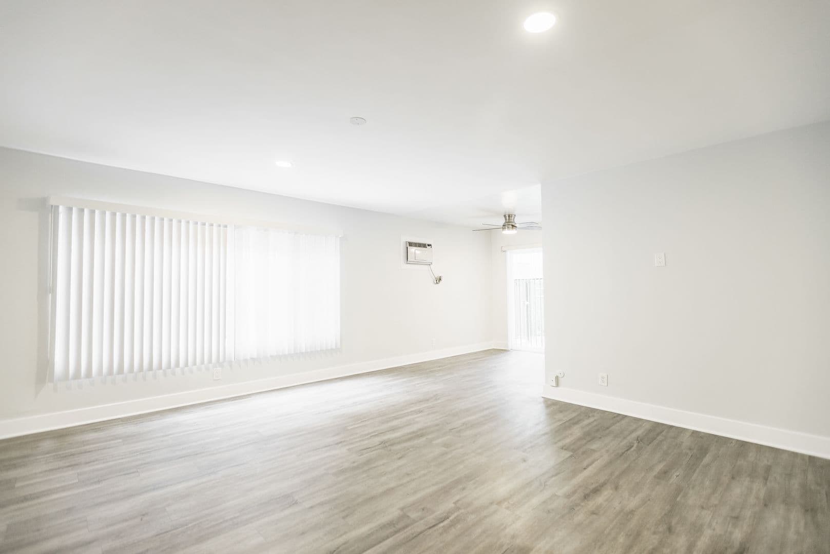 Los Angeles Apartment: 1944 Whitley Ave