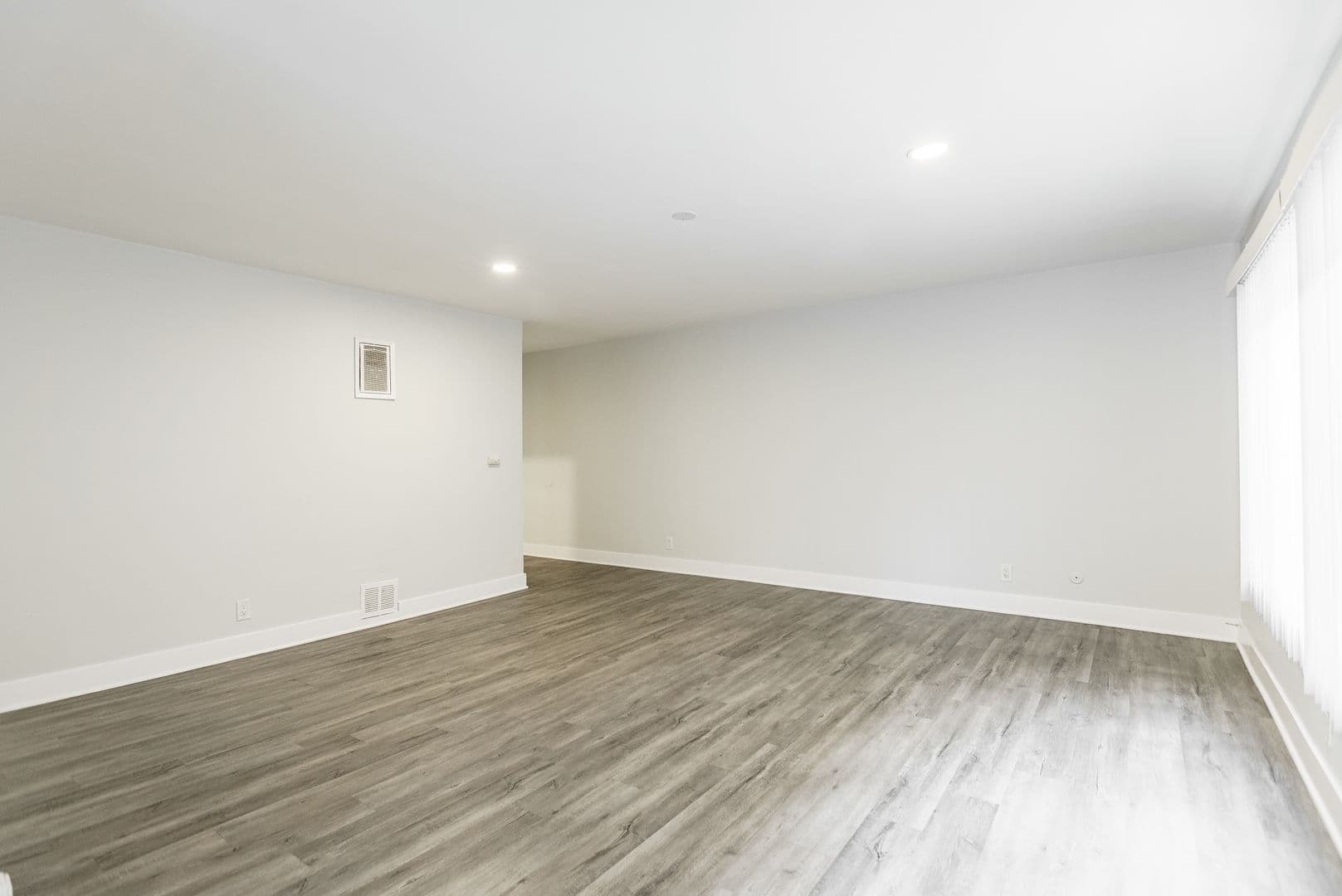 Los Angeles Apartment: 1944 Whitley Ave