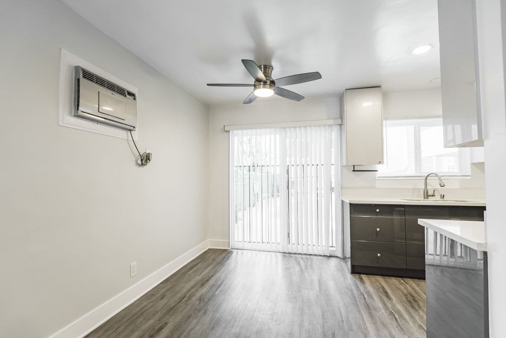 Los Angeles Apartment: 1944 Whitley Ave