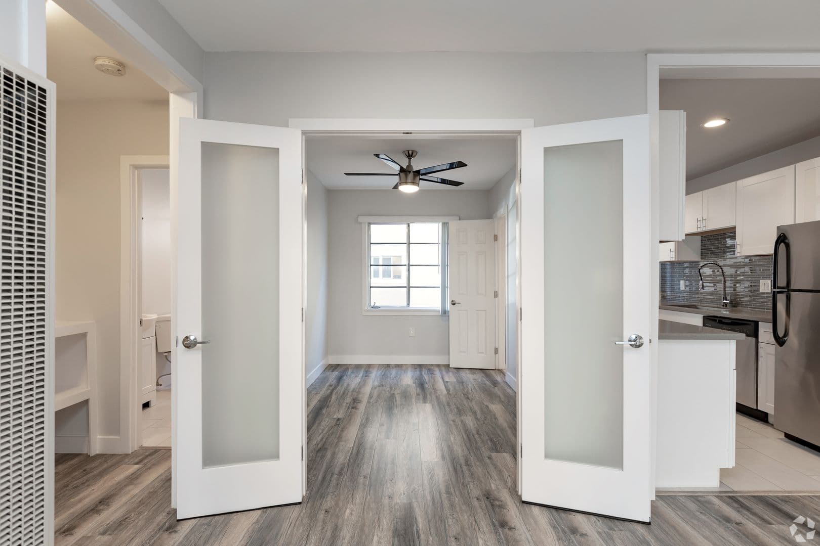 Los Angeles Apartment: 970 N Serrano Ave