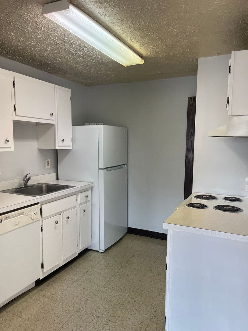 Sharon Apartment: 275- 335 Sterling Ave