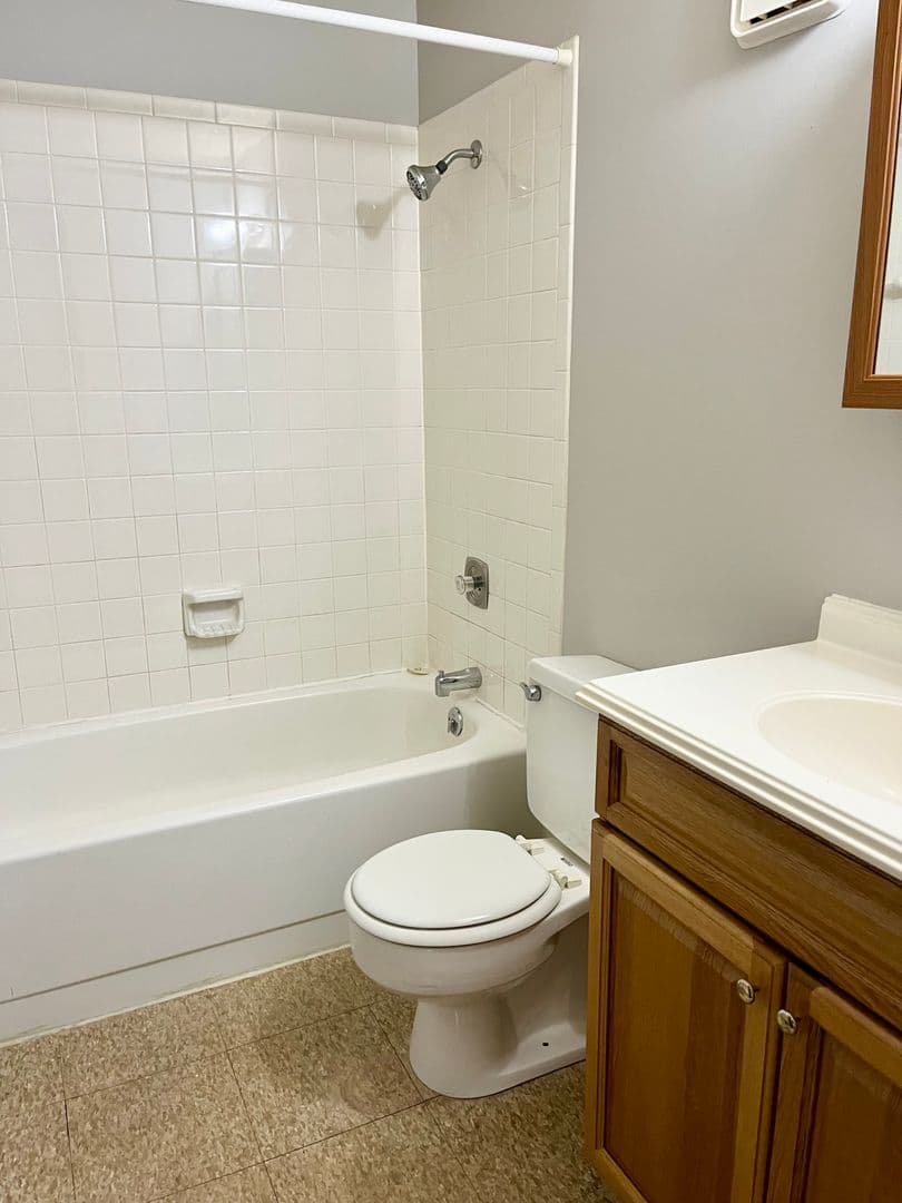 Sharon Apartment: 275- 335 Sterling Ave