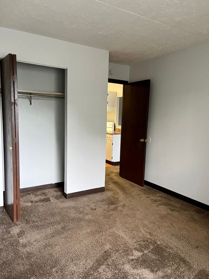 Sharon Apartment: 275- 335 Sterling Ave