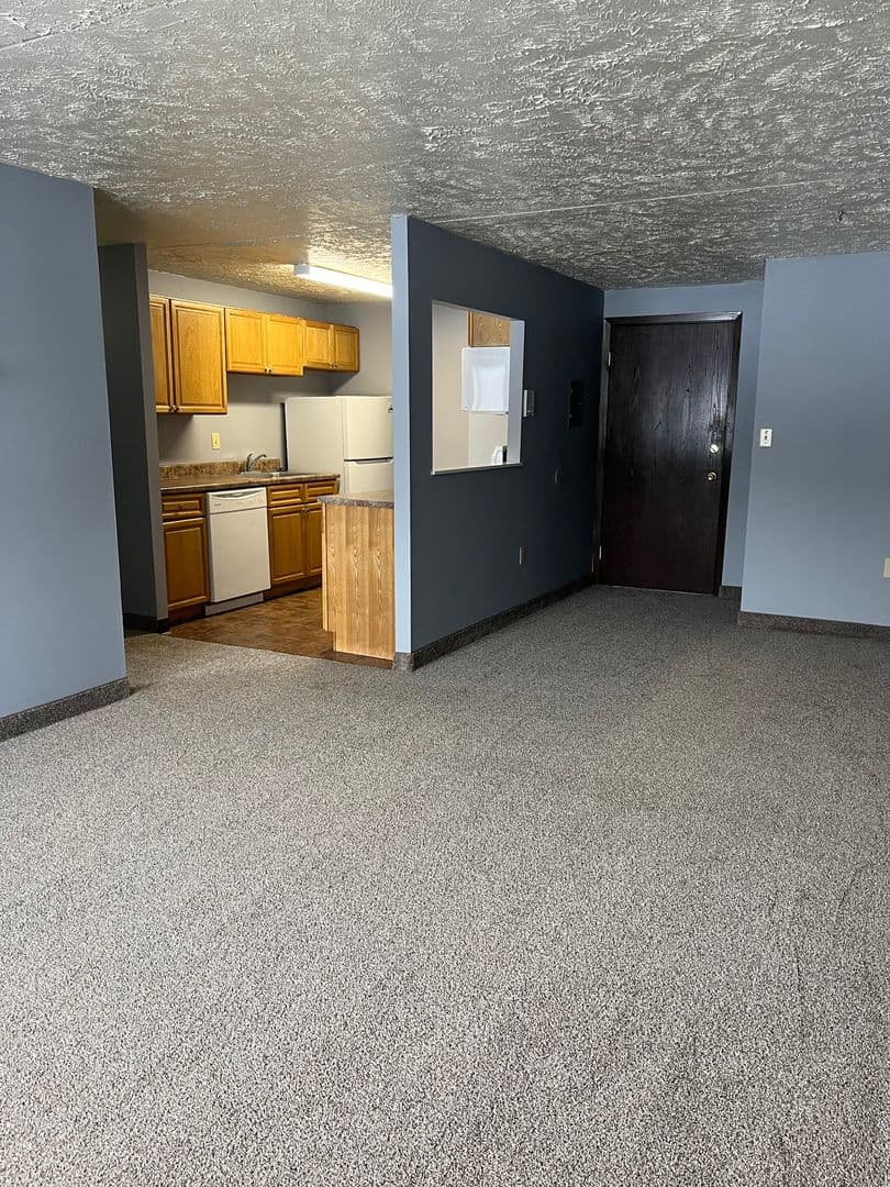 Sharon Apartment: 275- 335 Sterling Ave