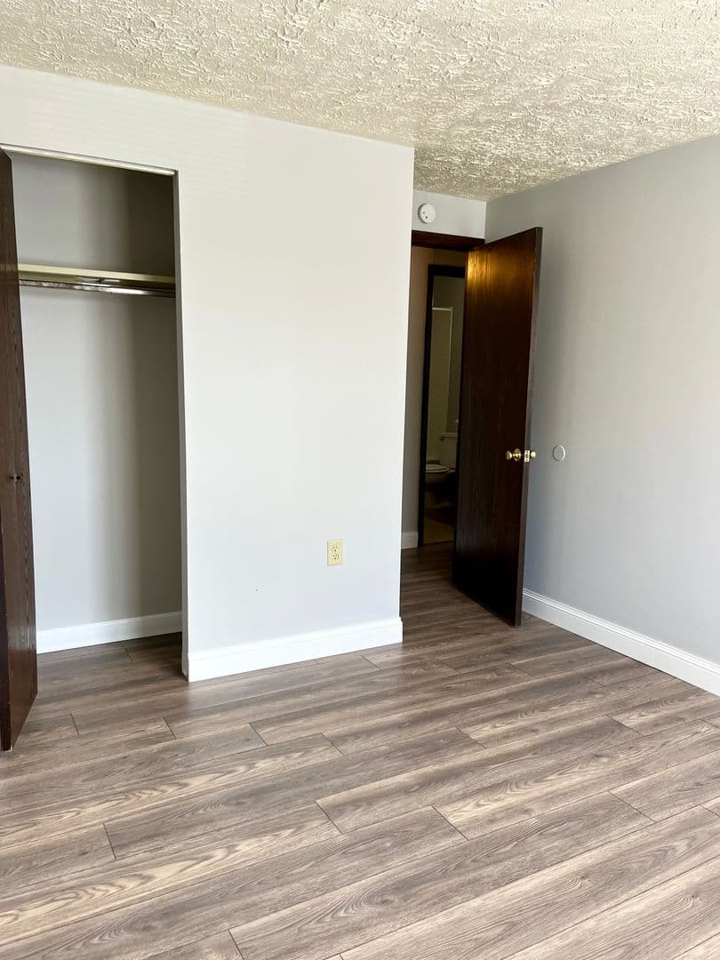 Sharon Apartment: 275- 335 Sterling Ave