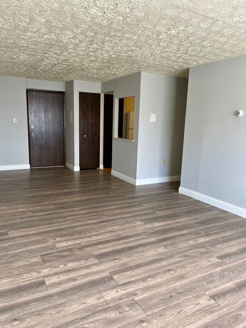 Sharon Apartment: 275- 335 Sterling Ave