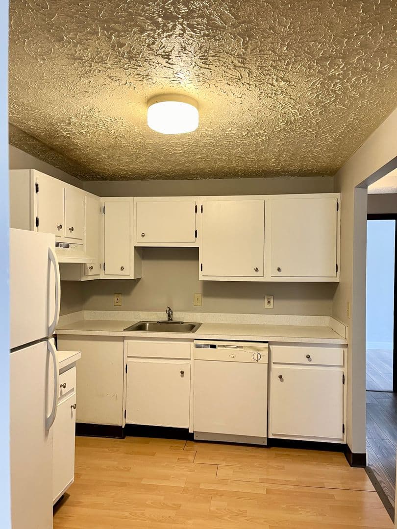 Sharon Apartment: 275- 335 Sterling Ave