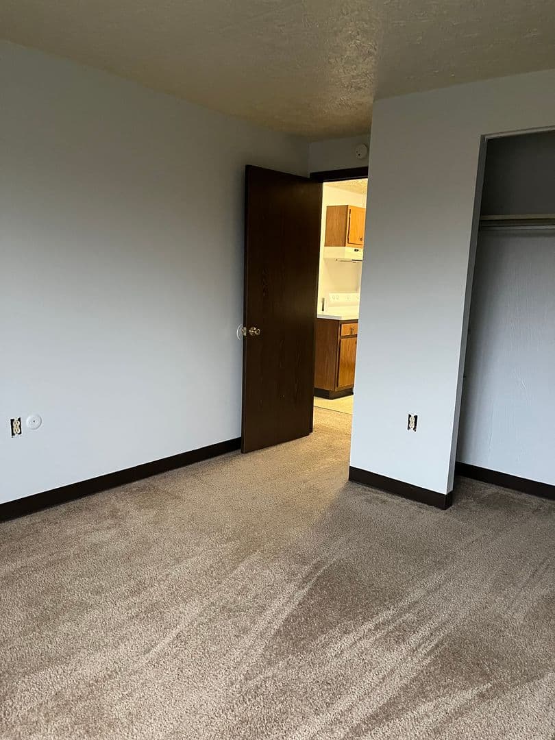 Sharon Apartment: 275- 335 Sterling Ave