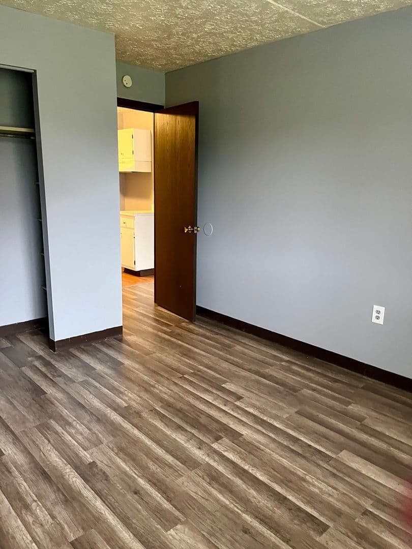 Sharon Apartment: 275- 335 Sterling Ave