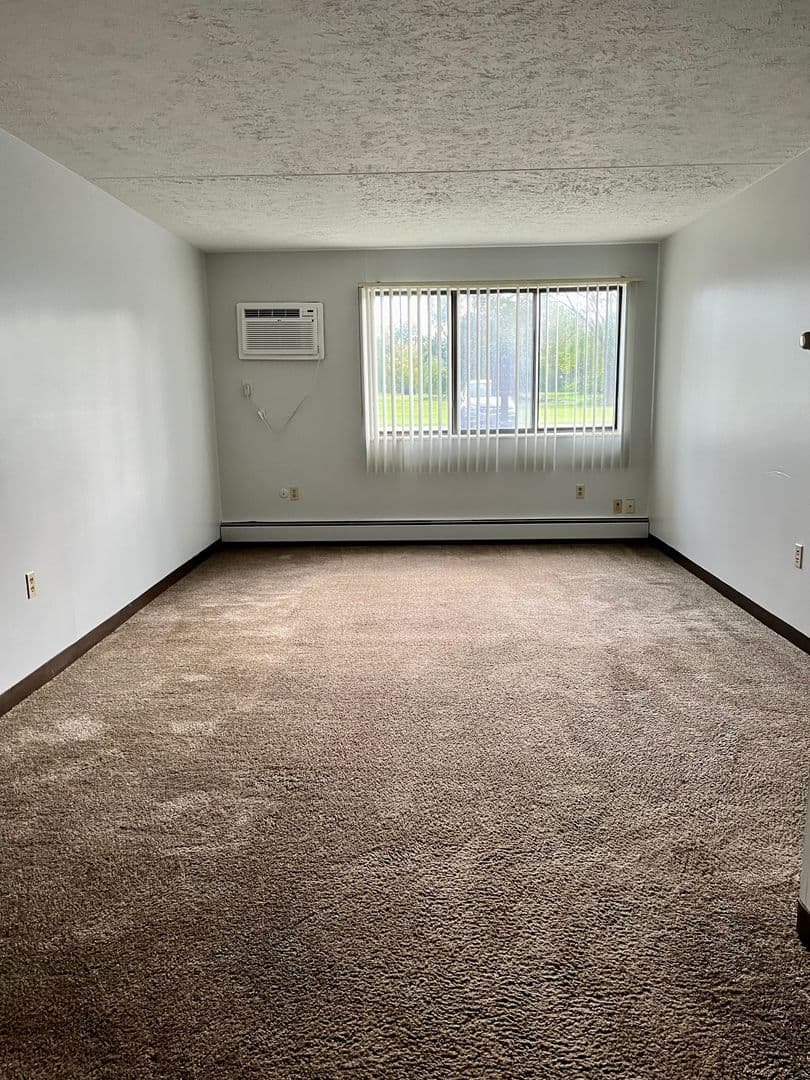 Sharon Apartment: 275- 335 Sterling Ave