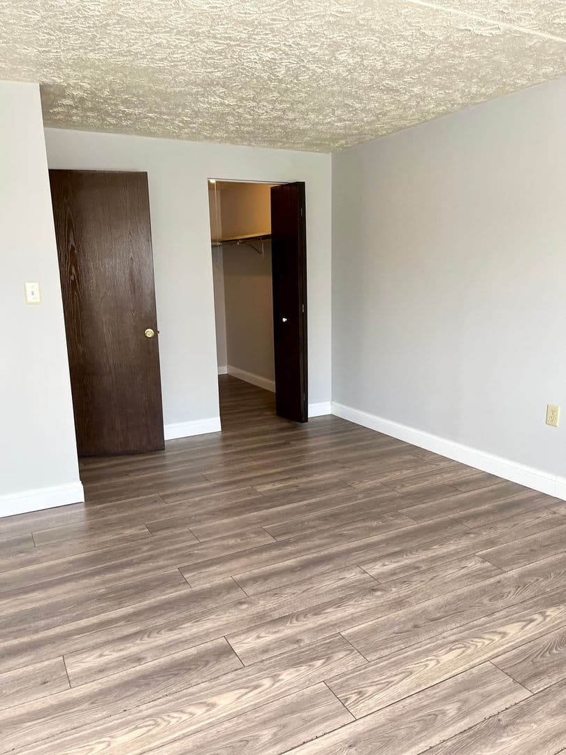 Sharon Apartment: 275- 335 Sterling Ave