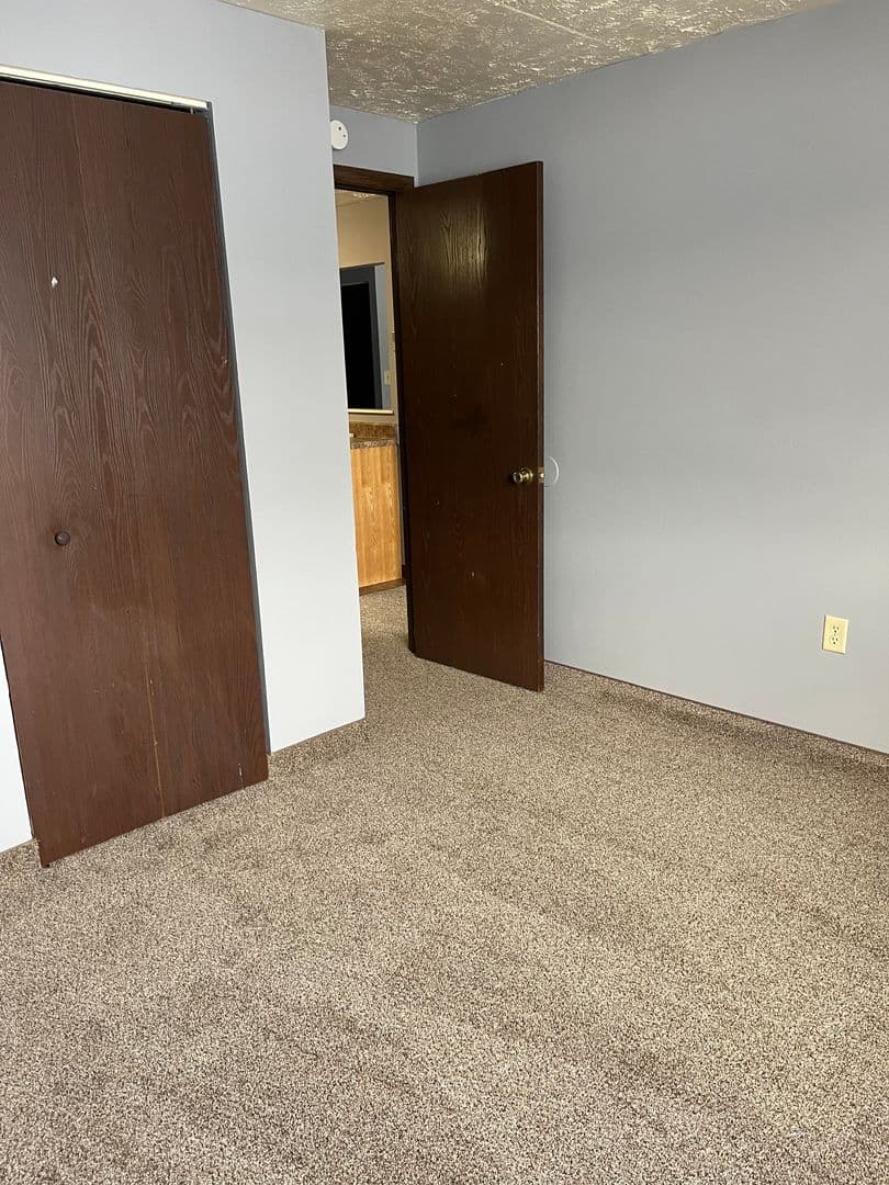 Sharon Apartment: 275- 335 Sterling Ave