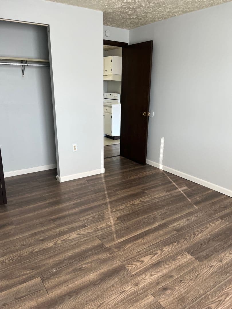 Sharon Apartment: 275- 335 Sterling Ave