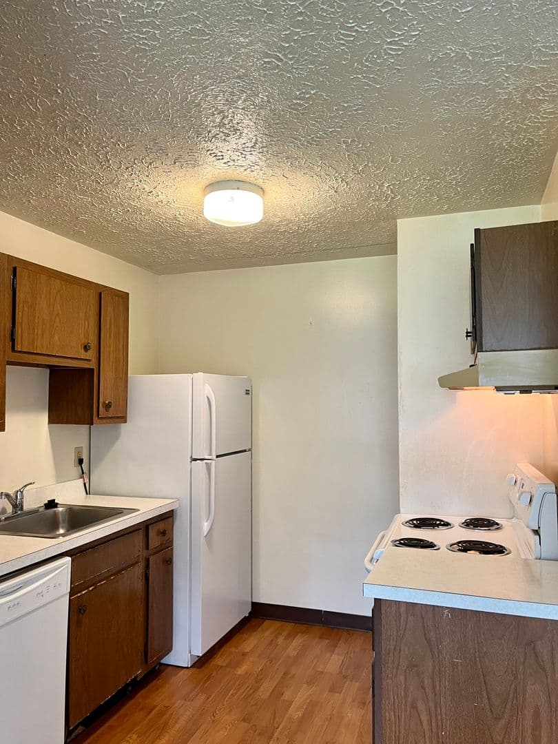 Sharon Apartment: 275- 335 Sterling Ave