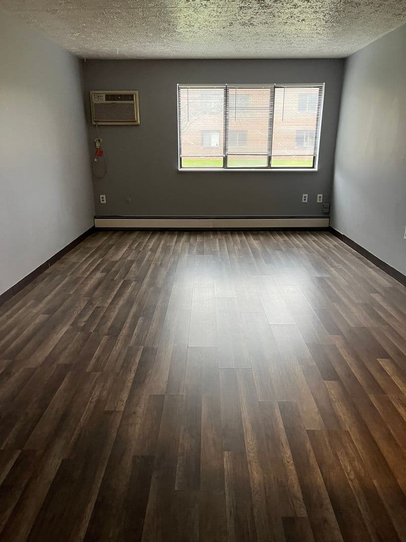 Sharon Apartment: 275- 335 Sterling Ave