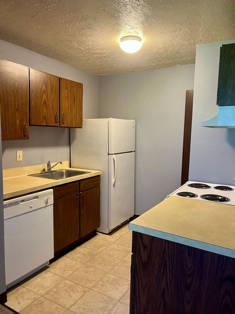 Sharon Apartment: 275- 335 Sterling Ave