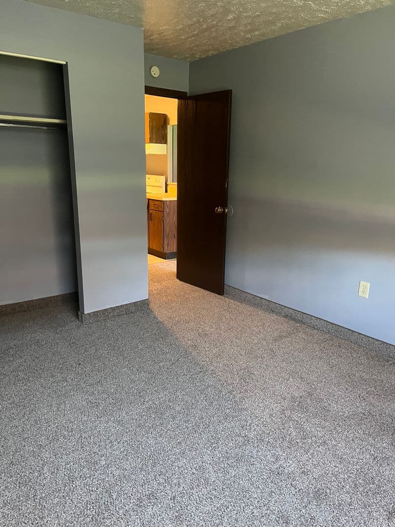 Sharon Apartment: 275- 335 Sterling Ave