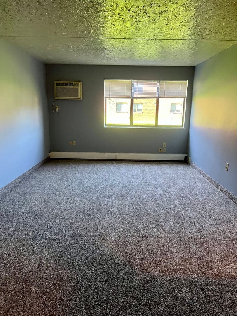 Sharon Apartment: 275- 335 Sterling Ave