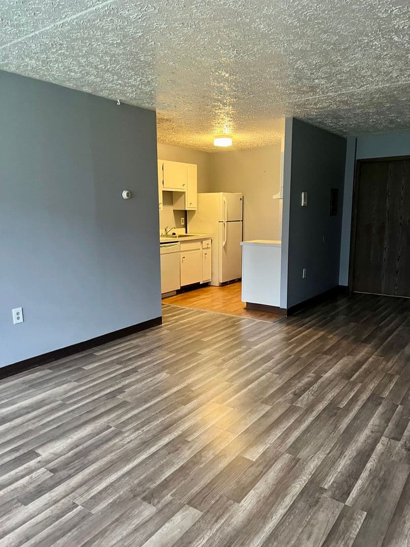 Sharon Apartment: 275- 335 Sterling Ave