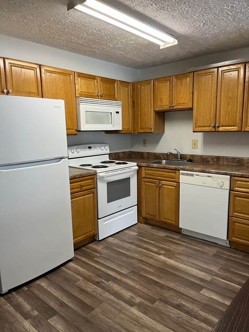 Sharon Apartment: 275- 335 Sterling Ave