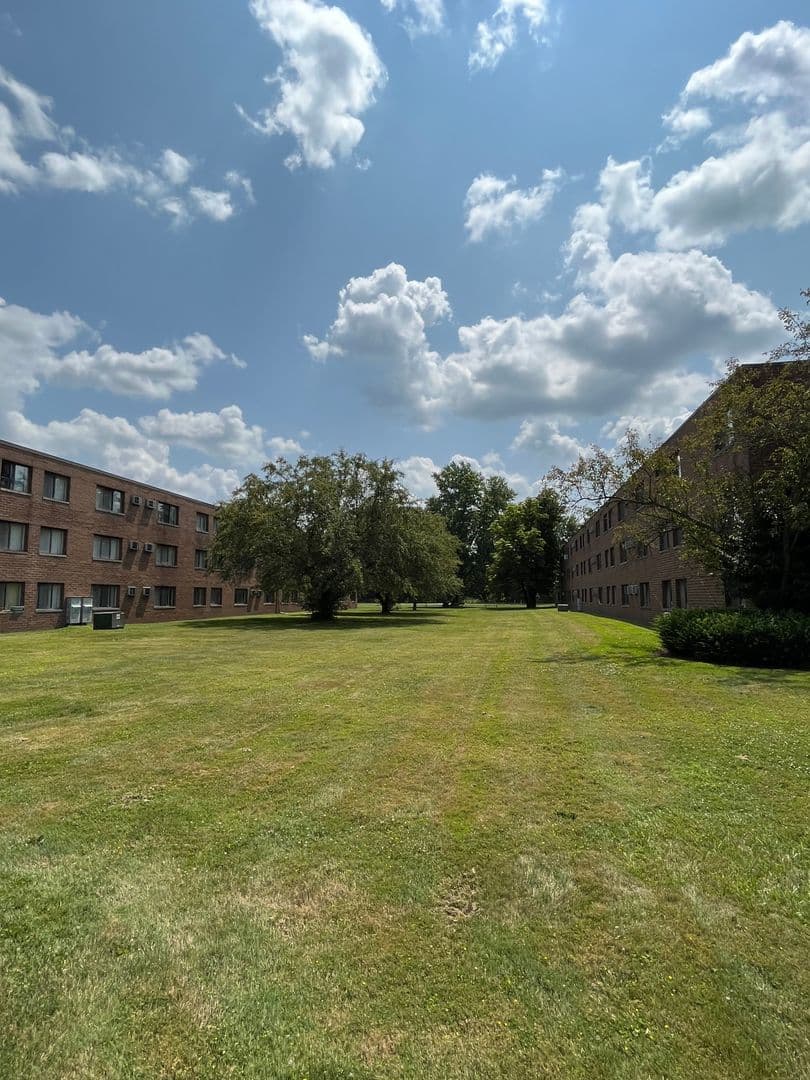 Sharon Apartment: 275- 335 Sterling Ave