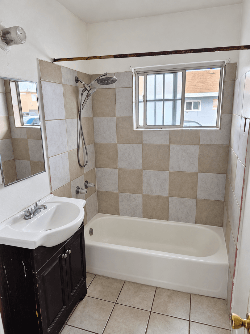 Anaheim Apartment: 305 West Guinida Lane