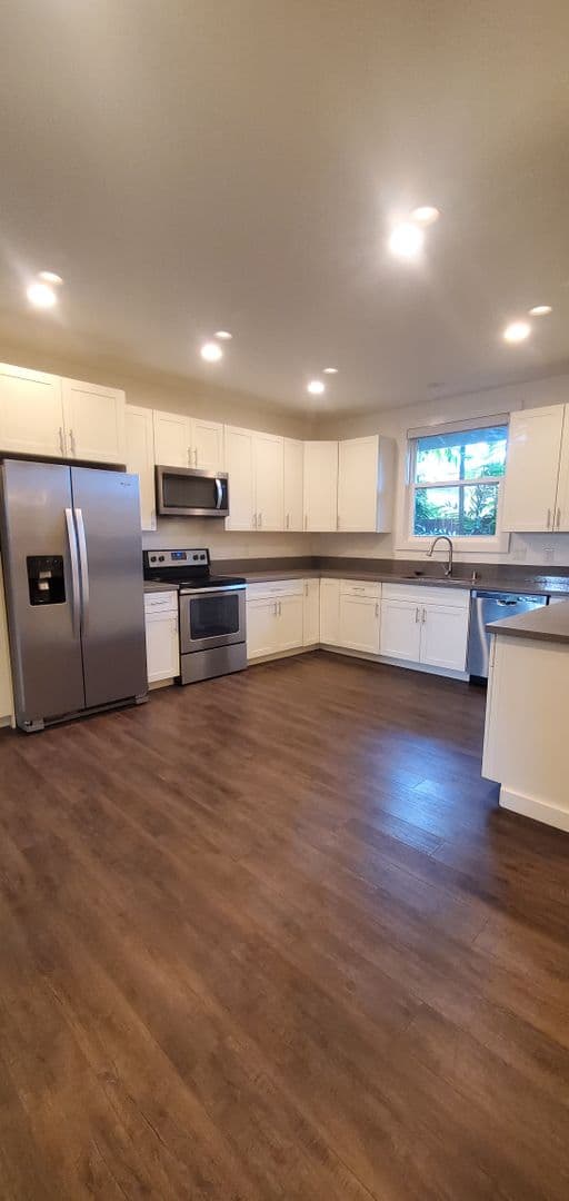 Kailua House: 135 Maluniu Ave, Downstairs