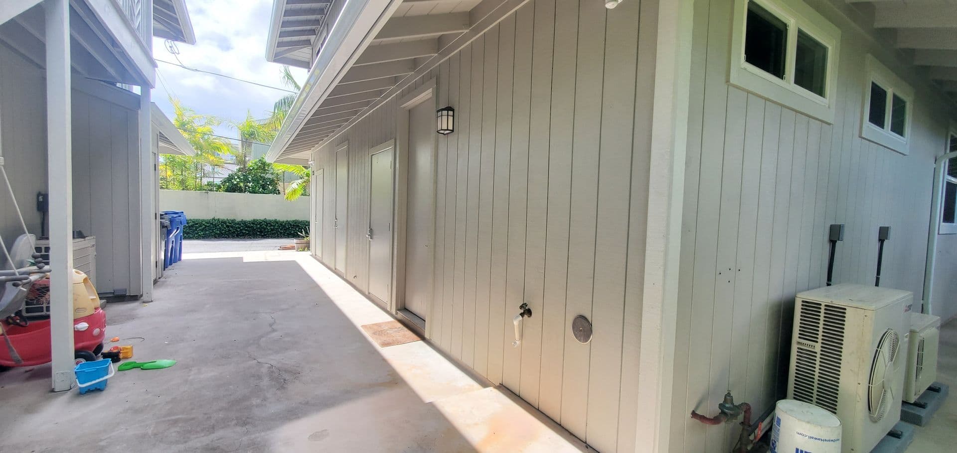 Kailua House: 135 Maluniu Ave, Downstairs