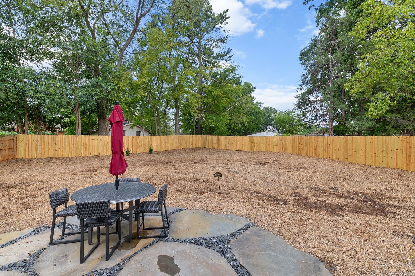 Raleigh House: 420 Peyton St