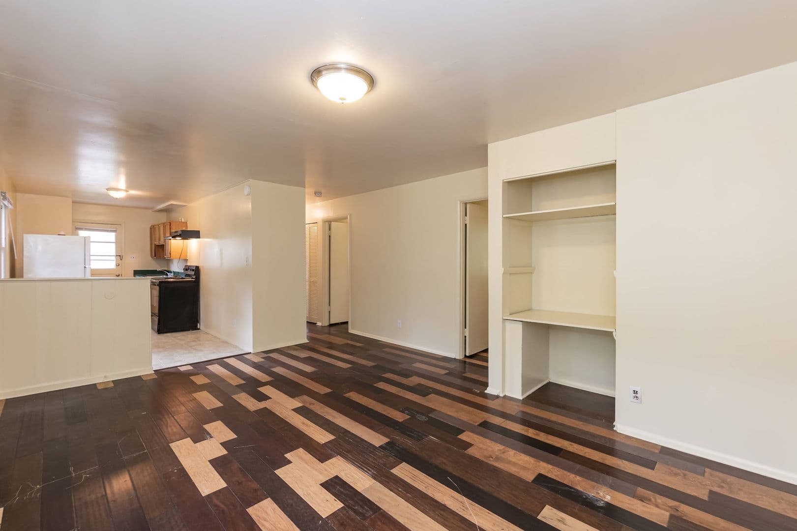 Durham House: 817 S Plum St