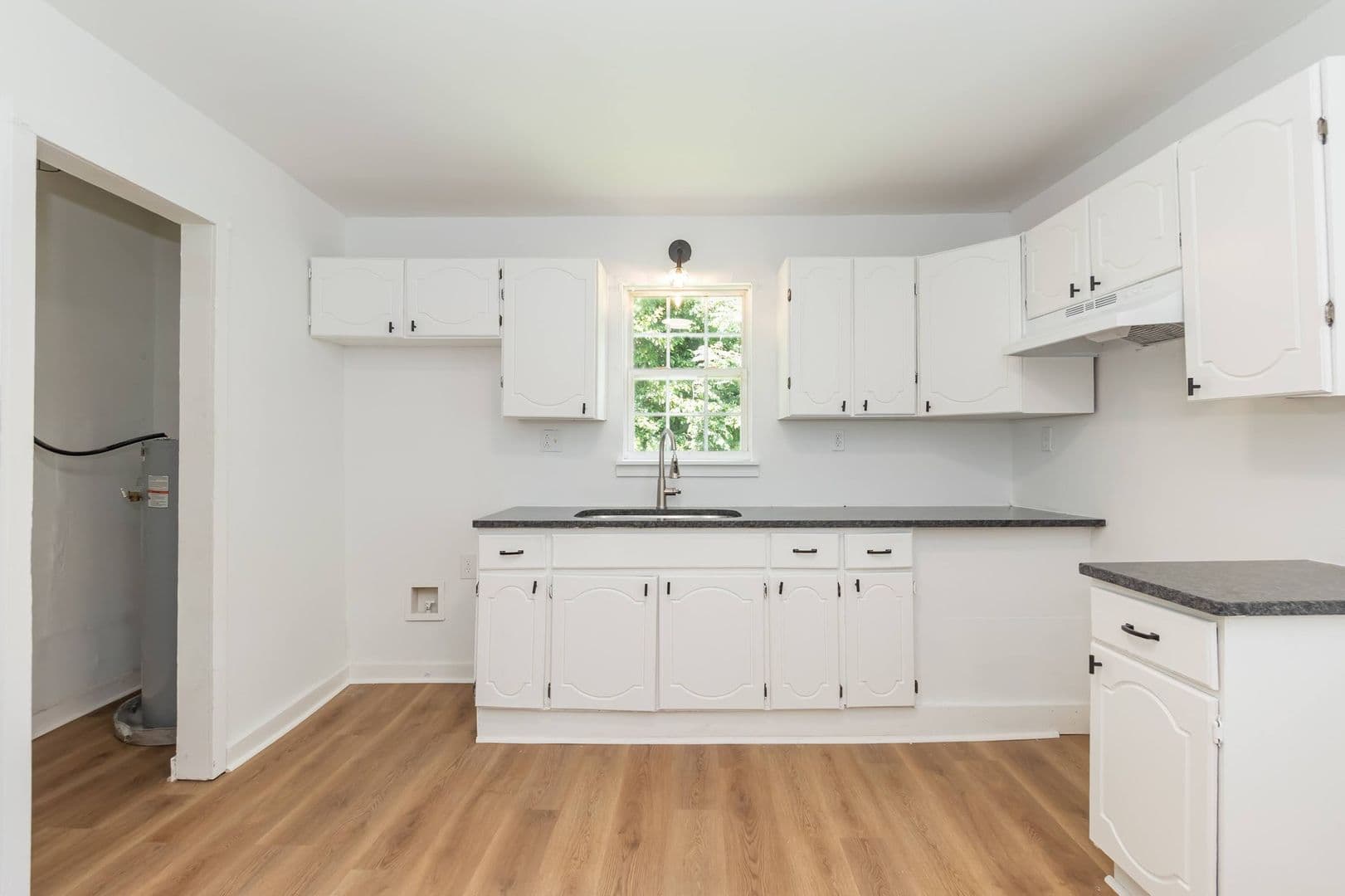 Henderson House: 423 E Rockspring St