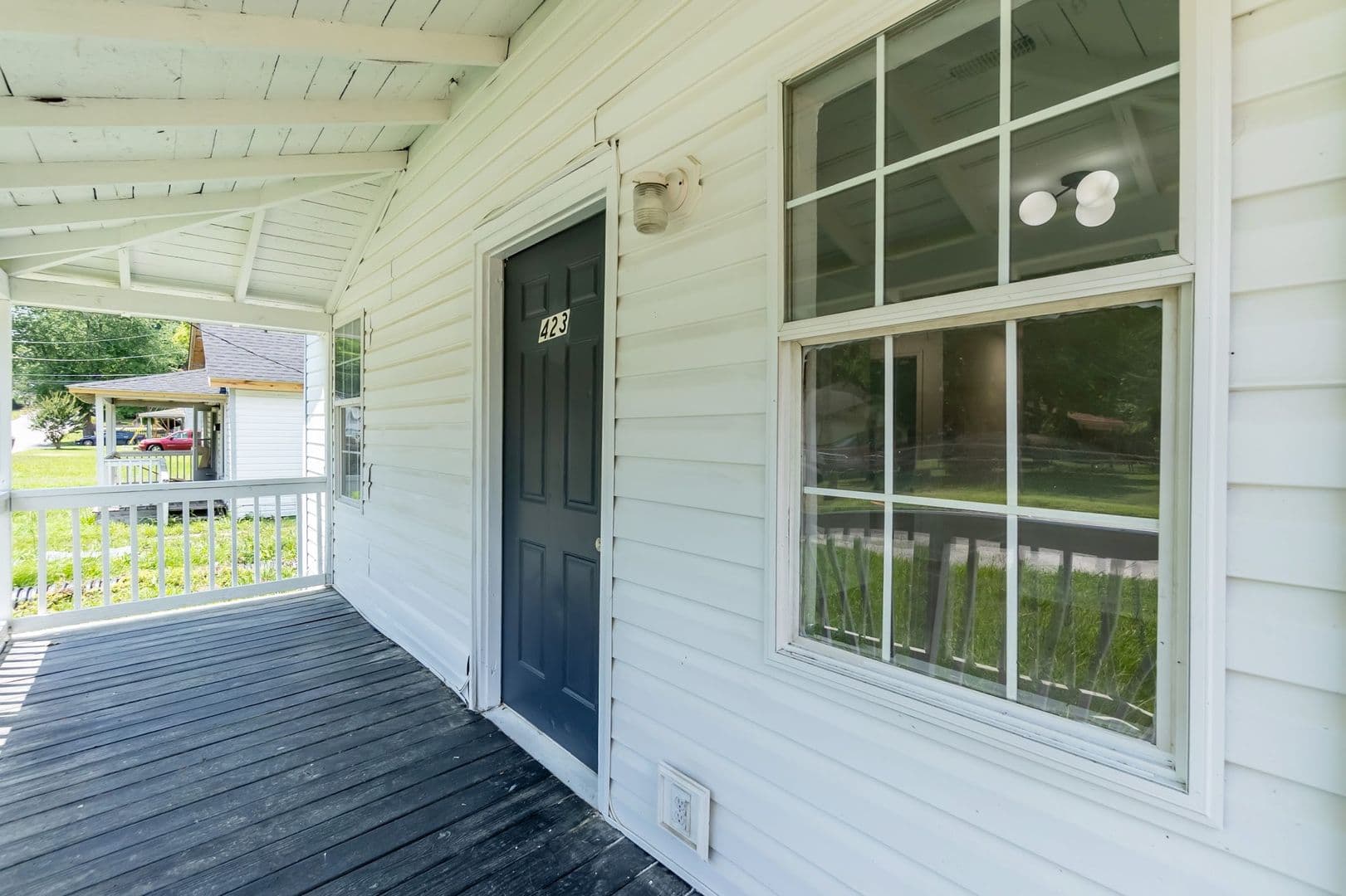 Henderson House: 423 E Rockspring St