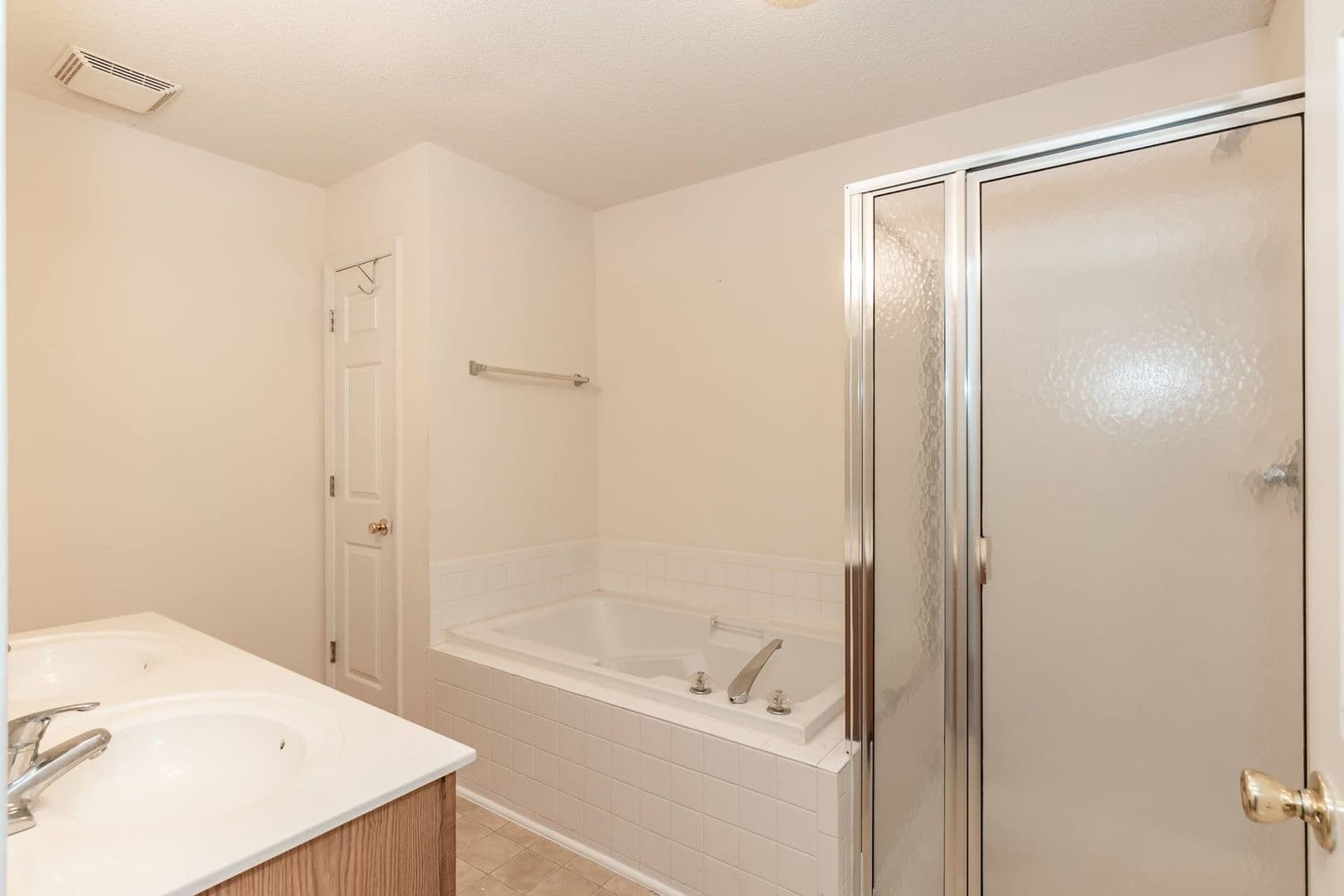 Raleigh House: 8650-112 Neuse Landing Ln