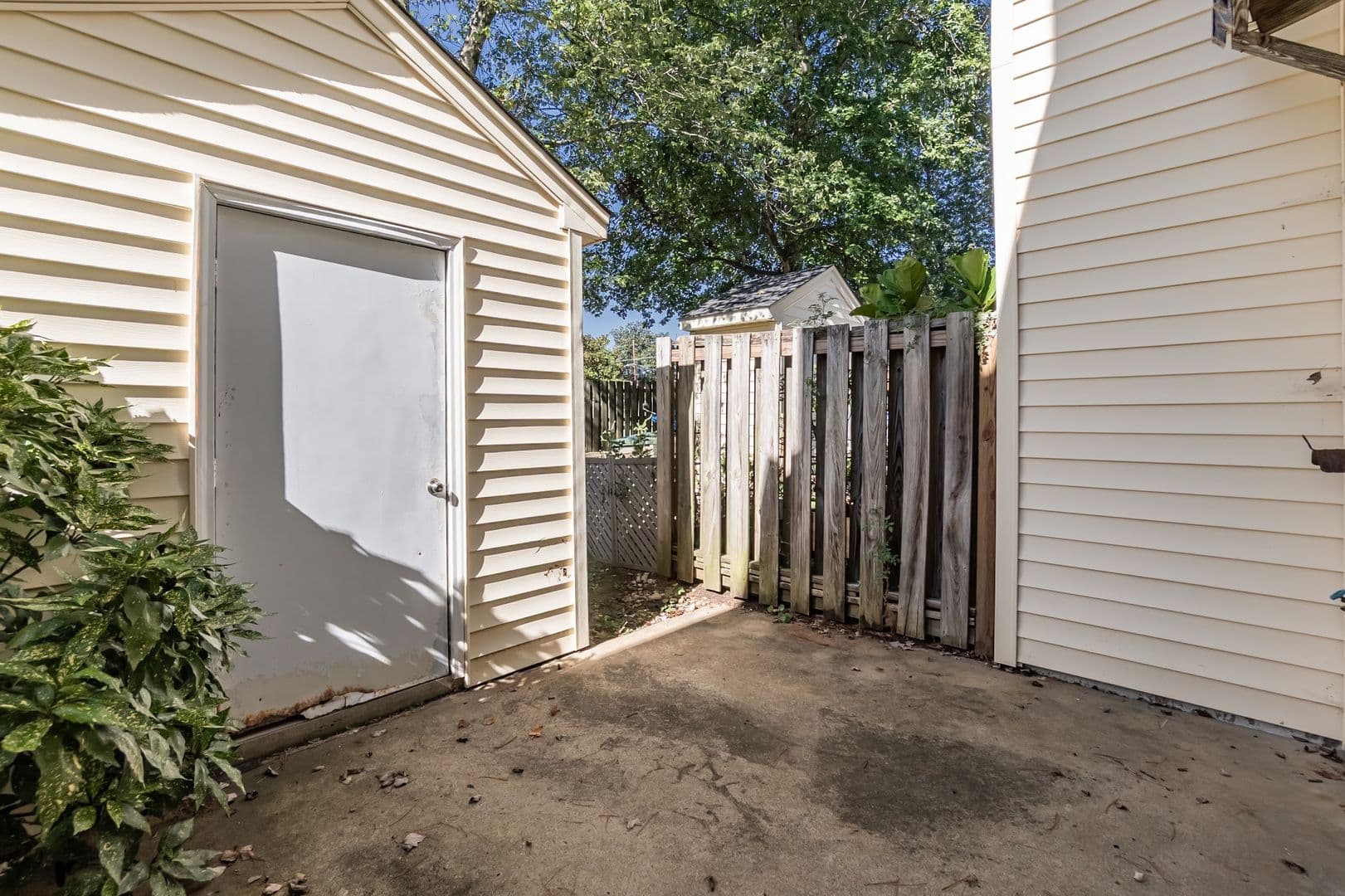 Durham House: 1507 Clermont Rd T-20