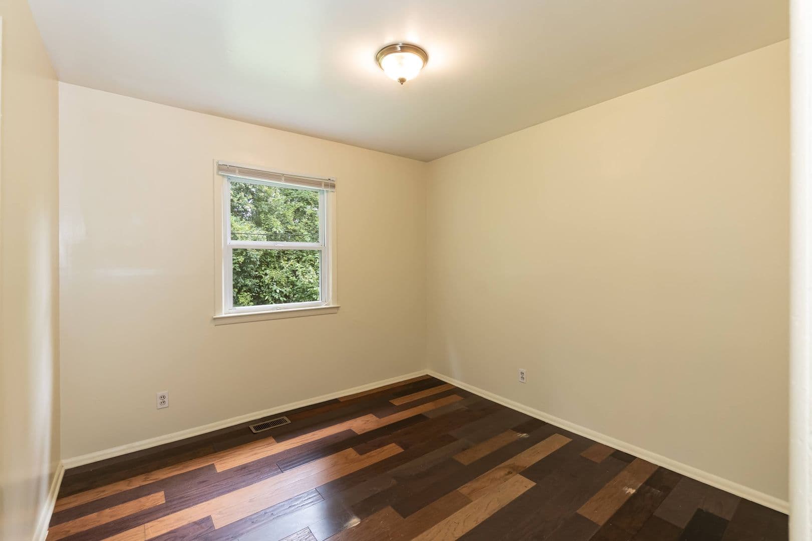 Durham House: 817 S Plum St