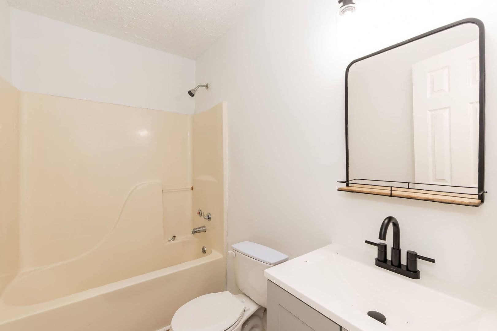 Henderson House: 423 E Rockspring St
