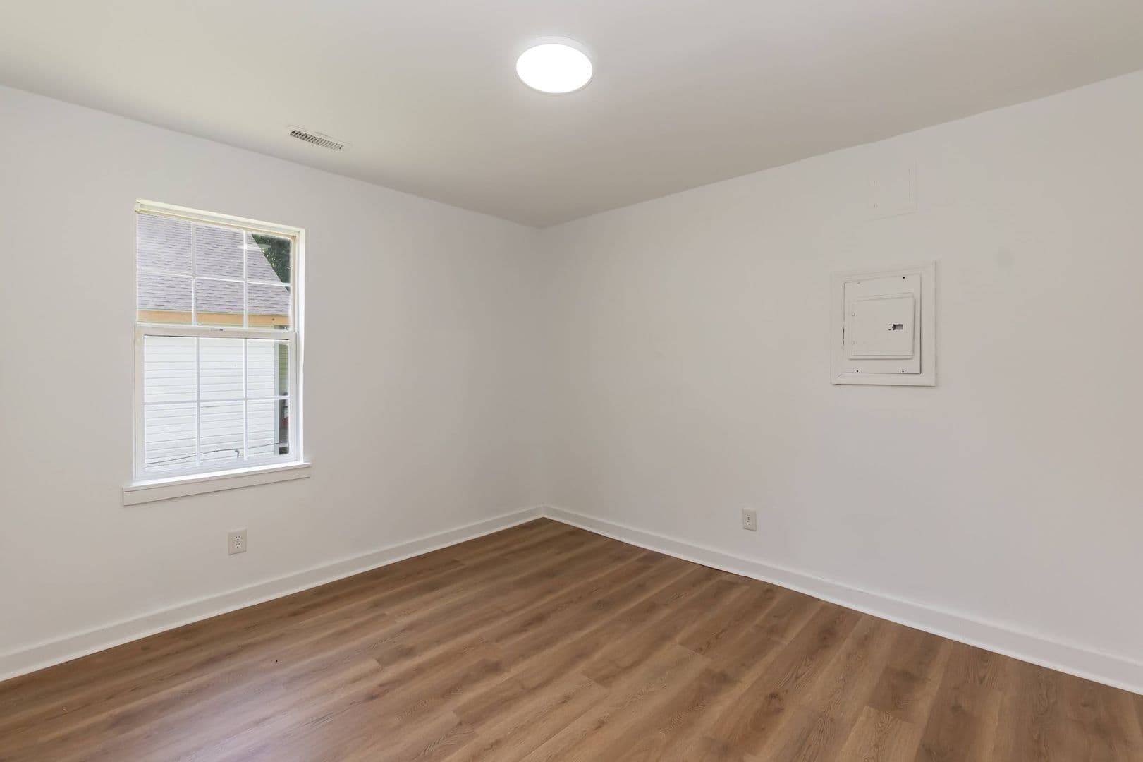 Henderson House: 423 E Rockspring St
