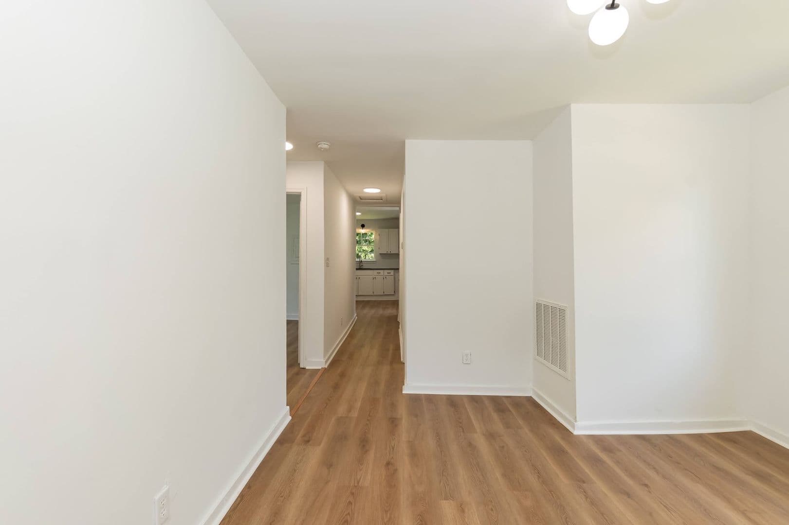 Henderson House: 423 E Rockspring St