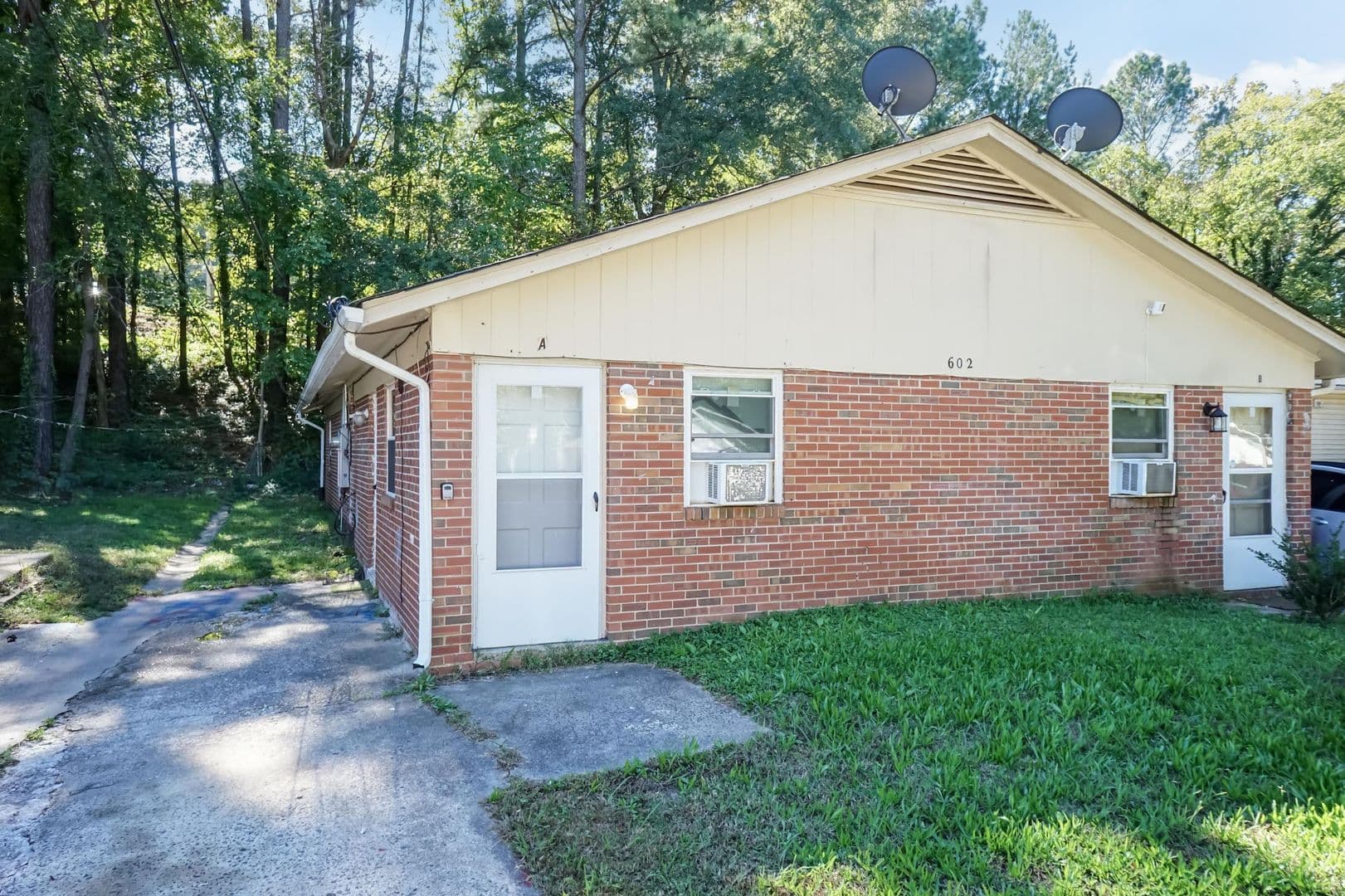 Durham House: 602 A Barton St