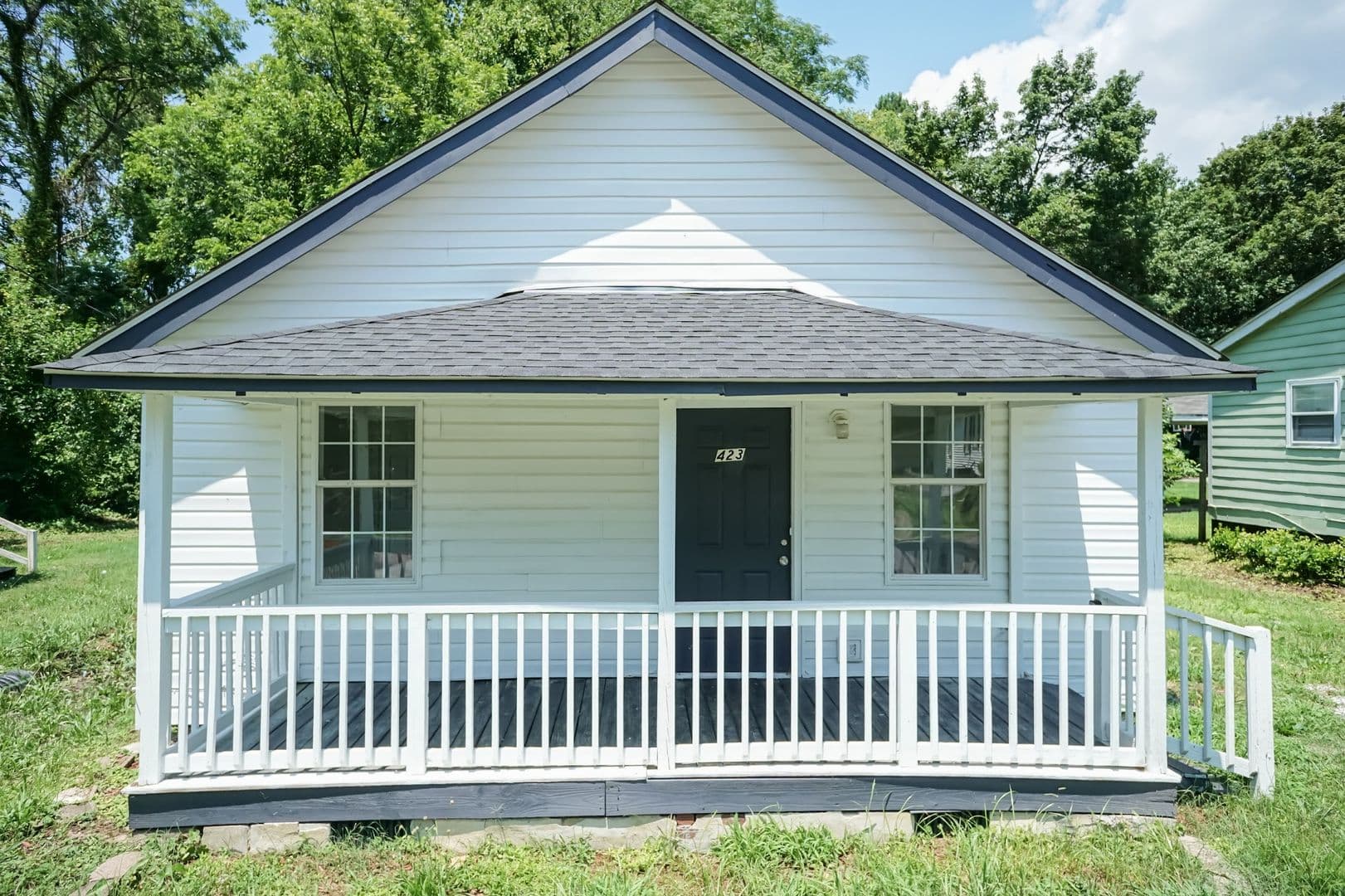 Henderson House: 423 E Rockspring St