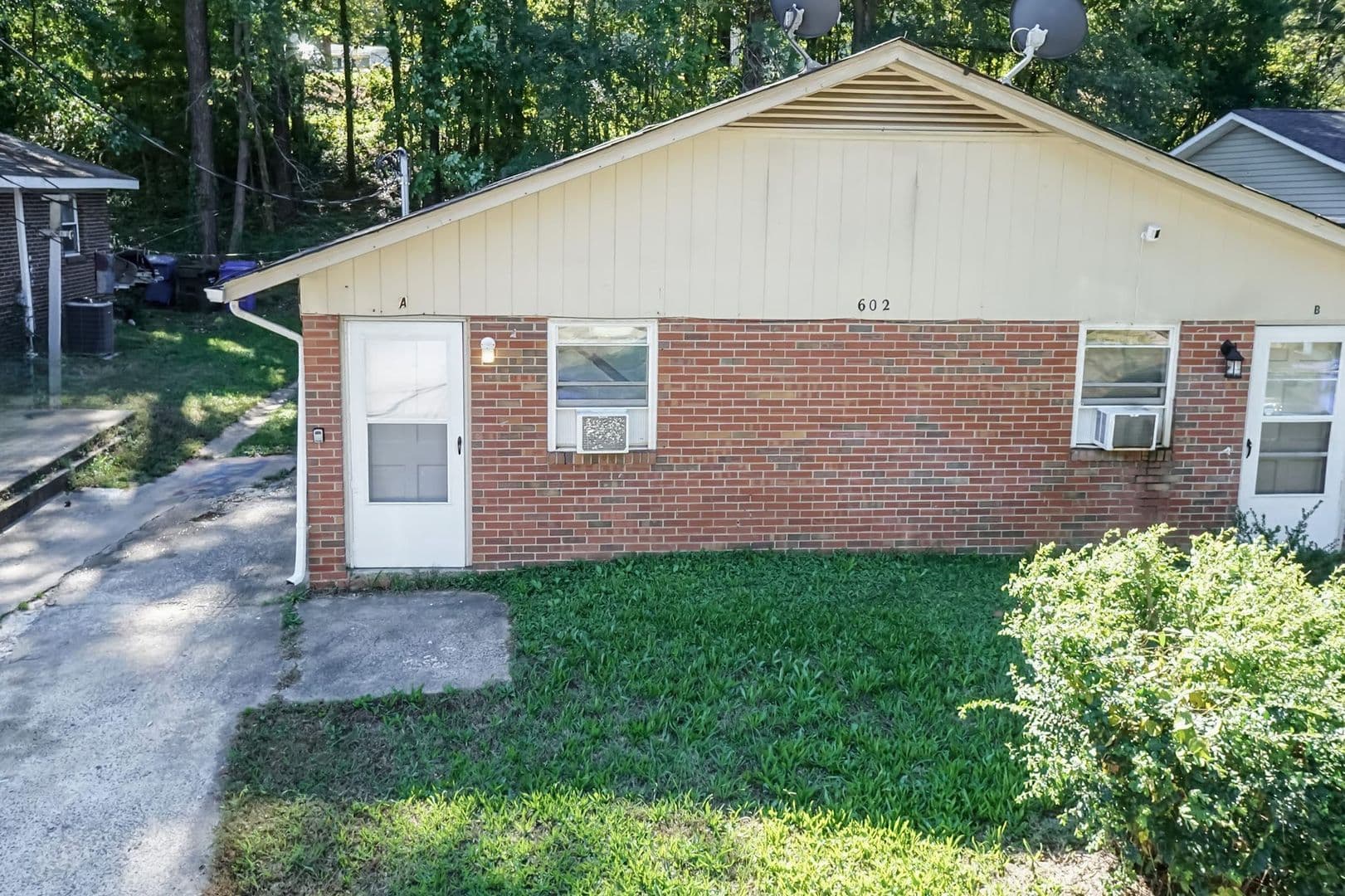 Durham House: 602 A Barton St